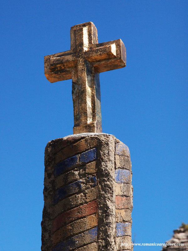 IMÁGEN DE JOSE LUIS ARAMENDÍA CON EL SARCÓFAGO IN SITU